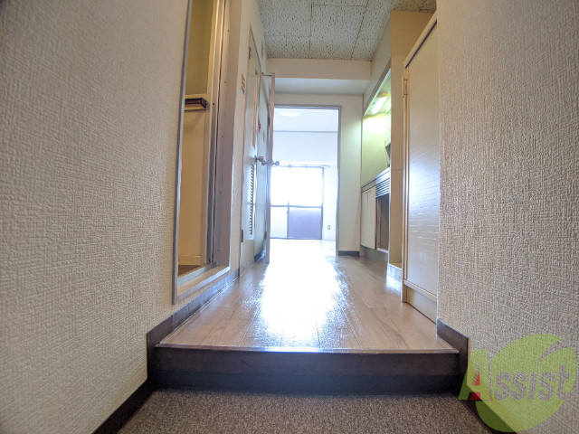 玄関　玄関からの目線です。光が差し込む素敵なお部屋。