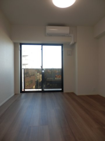 居室・リビング　落ち着いた色調の洋室です