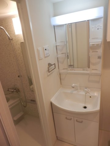 洗面設備　ゆったりとスペースのある洗面所