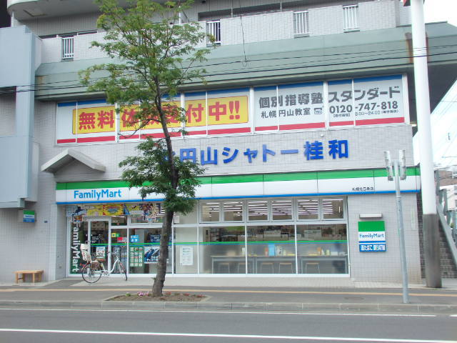 コンビニ　ファミリーマート（コンビニ）まで240m