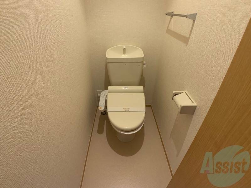 トイレ　温水洗浄便座なので快適に使用できそうですね。