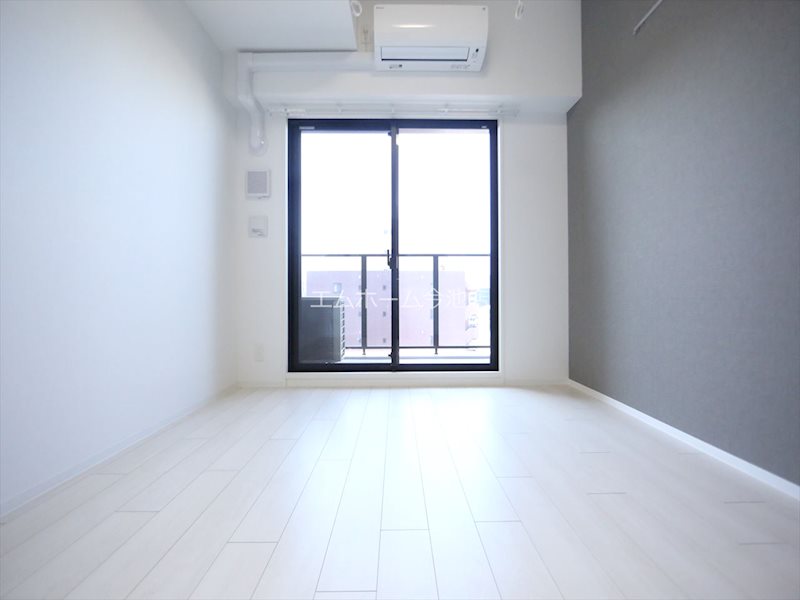 その他　洋室6.4帖　エアコン付　バルコニーに面しています