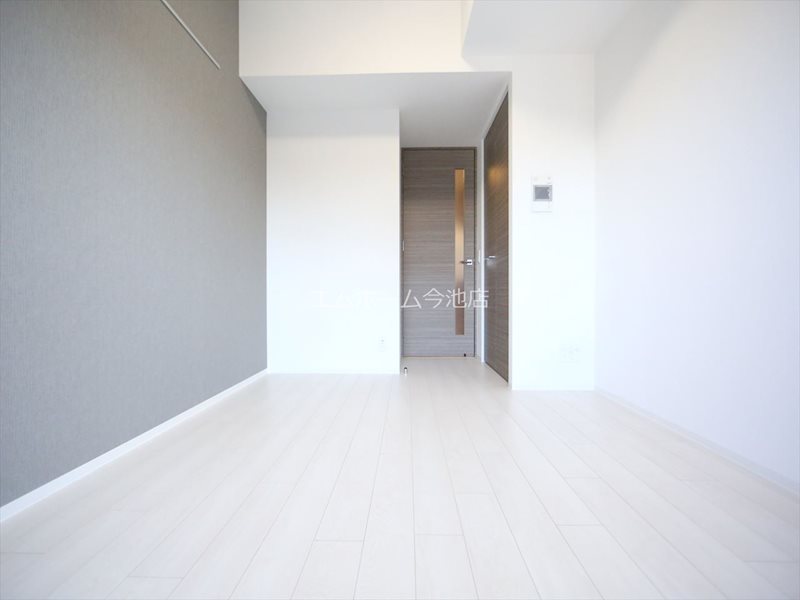 その他部屋・スペース　洋室6.4帖　エアコン付　バルコニーに面しています