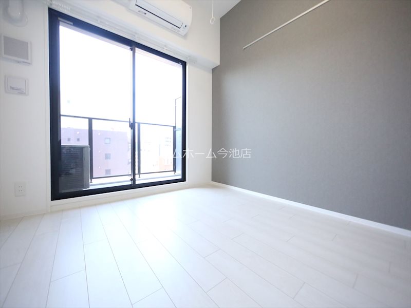 バルコニー　洋室6.4帖　エアコン付　バルコニーに面しています