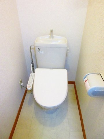 トイレ　落ち着いた色調のトイレです