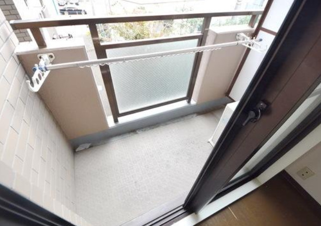 バルコニー　別部屋の写真を使用しております。