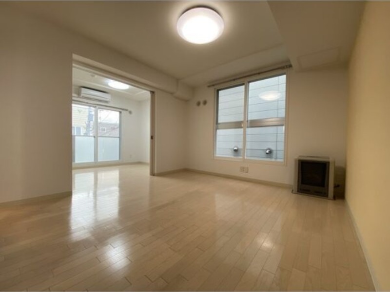 居室・リビング　内装中につき別号室の画像です。