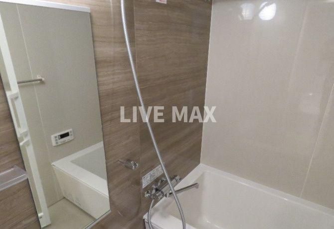 バス・シャワールーム　■お部屋は2色のカラーバリエーション：シック・ブラン 、フロ