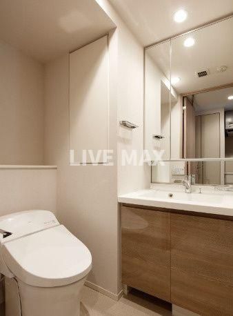 トイレ　■お部屋は2色のカラーバリエーション：シック・ブラン 、フロ