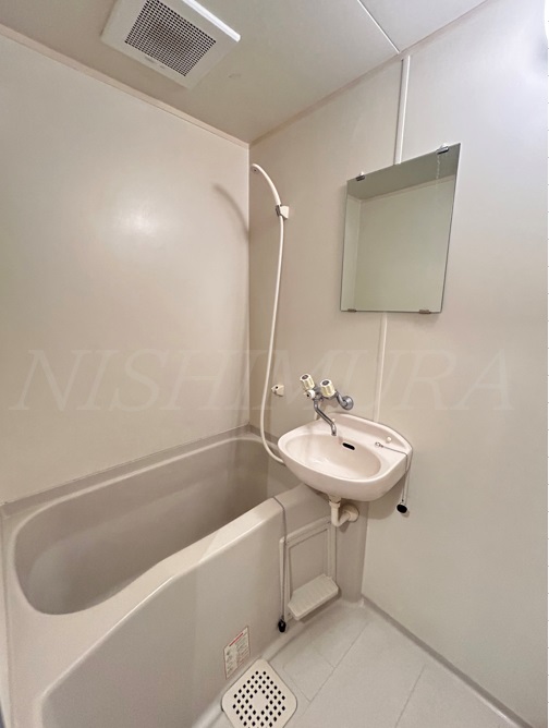 バス・シャワールーム　※別部屋参考写真(反転の可能性あり)