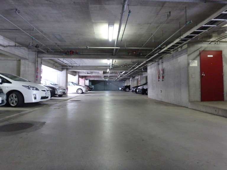 駐車場　屋根付駐車場