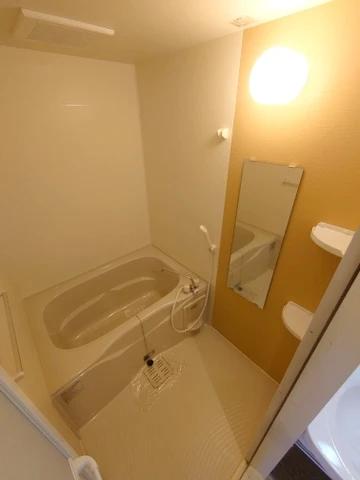 バス・シャワールーム　ゆったり使えるバスルーム