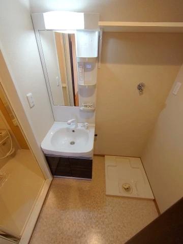 洗面設備　支度に便利な独立洗面台