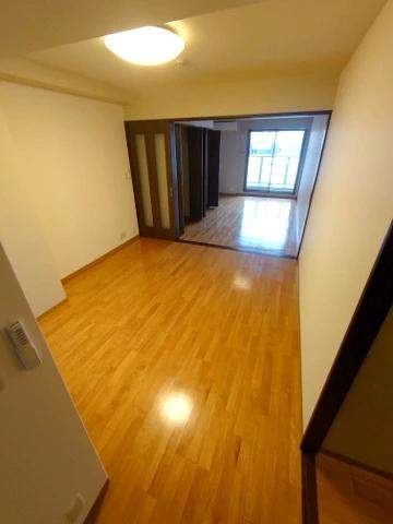 居室・リビング　明るい洋室のお部屋