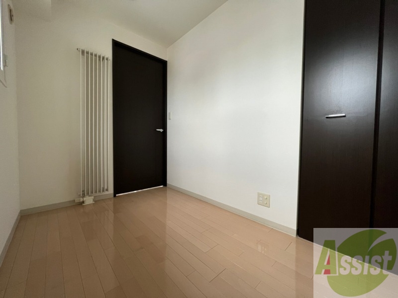 その他部屋・スペース　こちらが寝室です。窓が大きくて明るいですね。