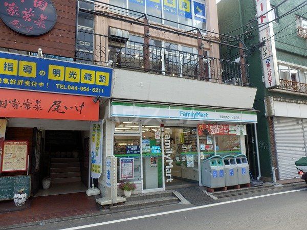 コンビニ　ファミリーマート衣屋読売ランド駅前店（コンビニ）まで182m