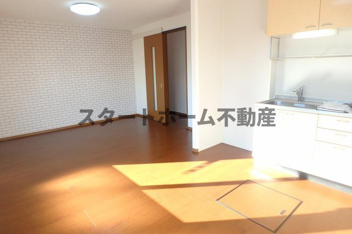 居室・リビング　こちらの居間で趣味の時間をお楽しみください