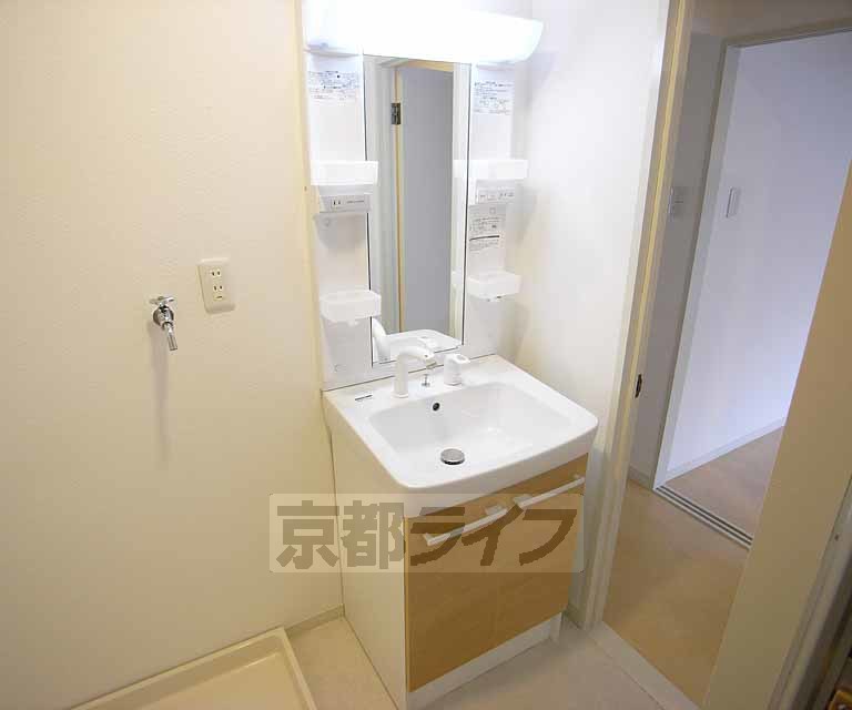 洗面設備　独立洗面台も新調されてます。