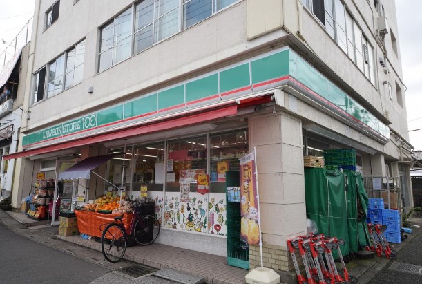 コンビニ　ローソンストア100草加松原四丁目店（コンビニ）まで325m