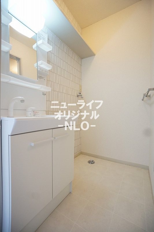 洗面設備　シャワー付き洗面台で朝の支度も楽々☆