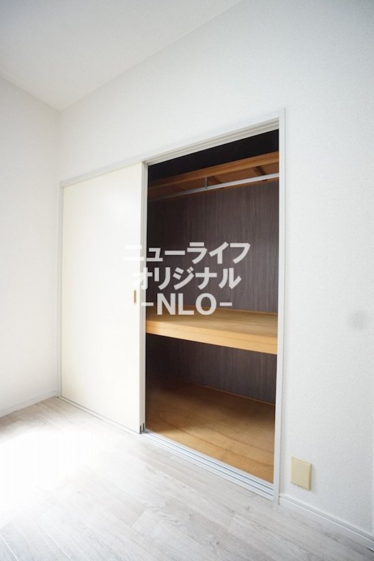 収納　奥行きがあり布団や季節の家電など収納できます☆