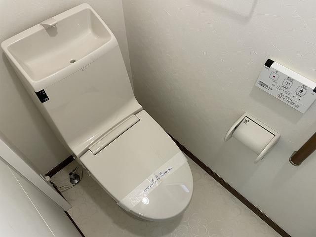 トイレ　落ち着いた色調のトイレです