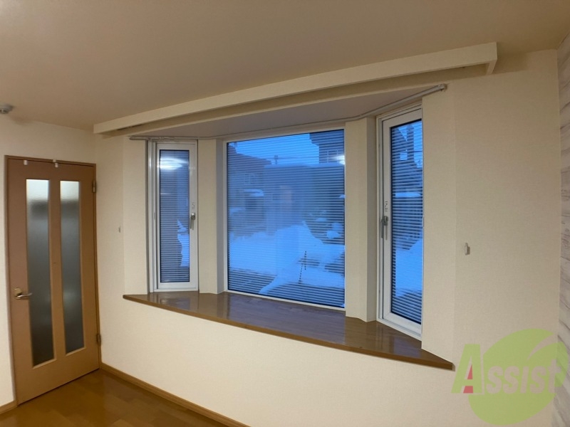 バルコニー　窓が沢山あると日がたっぷり入って気持ち良いですよね！