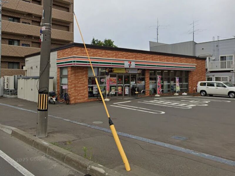 コンビニ　セブンイレブン札幌北15条東1丁目店（コンビニ）まで120m