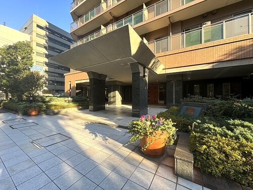 エントランス　エントランス外観　※前回募集時2023年12月撮影