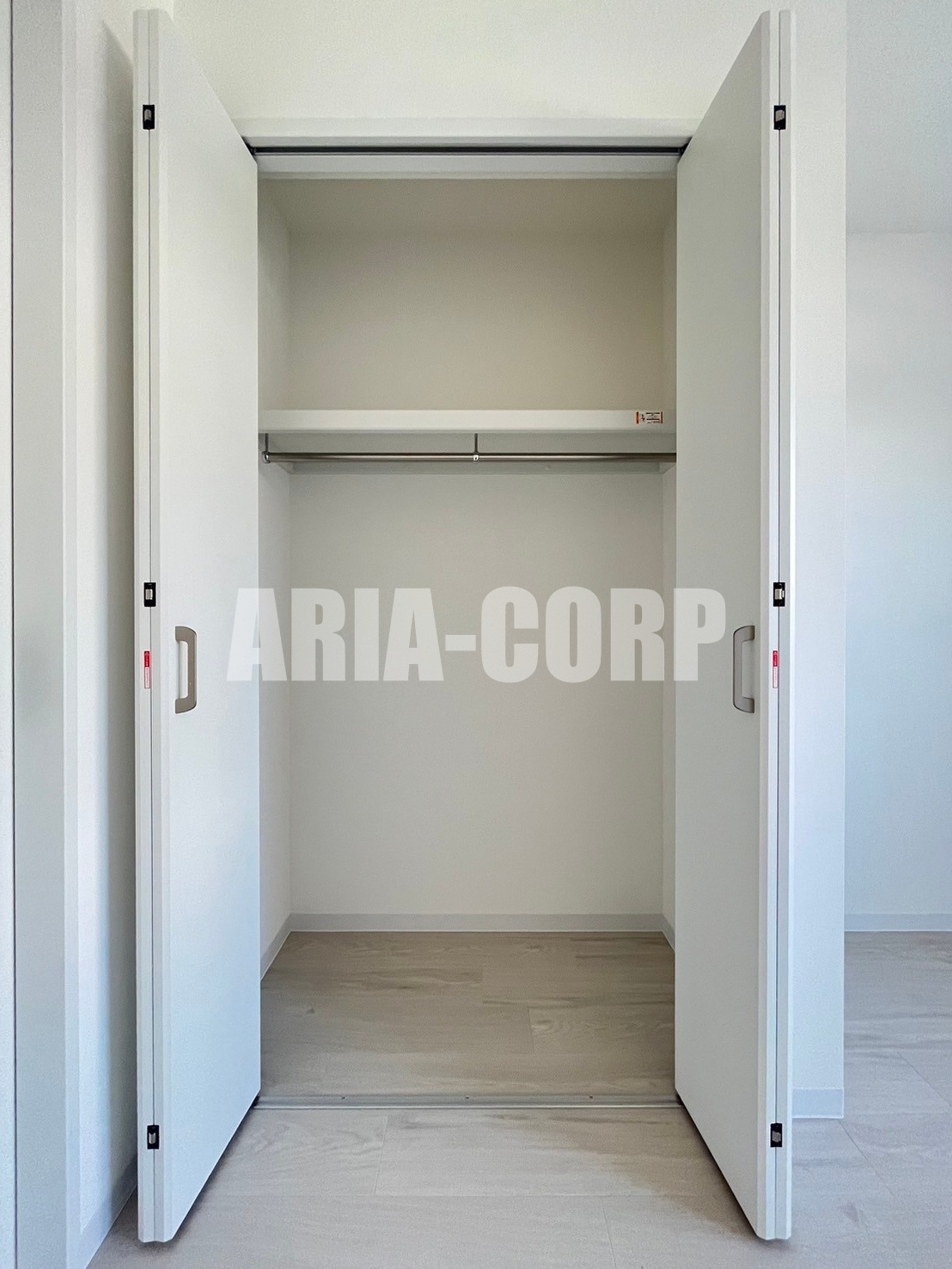 収納　クローゼット。上部には便利な棚もございます！