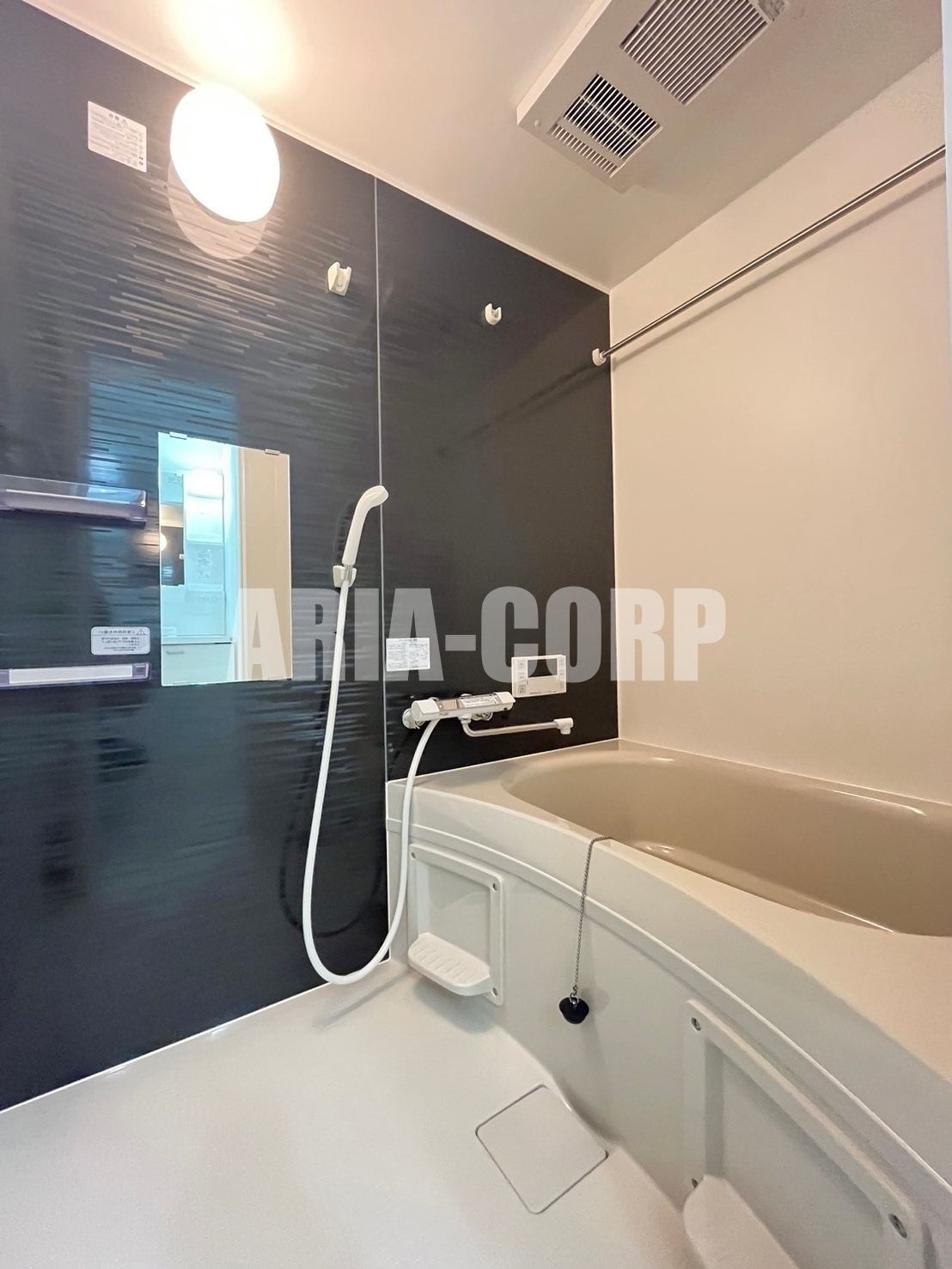 バス・シャワールーム　浴室乾燥機・追い炊き機能付きのバスルーム！