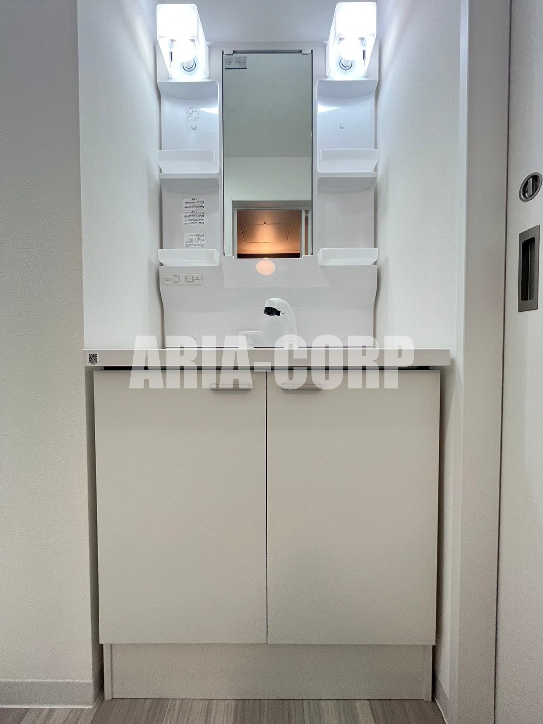 洗面設備　シャンプードレッサー付きの独立洗面台！