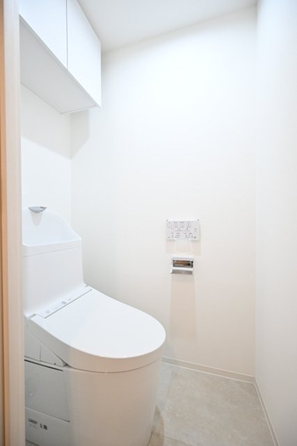 トイレ　落ち着いた色調のトイレです