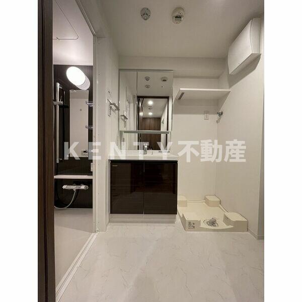 洗面設備　明るい洗面所です