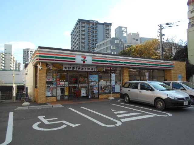 コンビニ　ファミリーマート博多出来町公園前店（コンビニ）まで74m