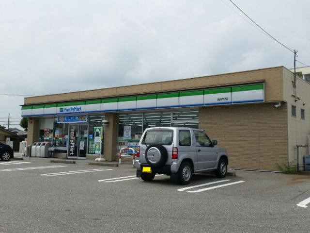 コンビニ　ファミリーマート 高岡戸出店（コンビニ）まで221m