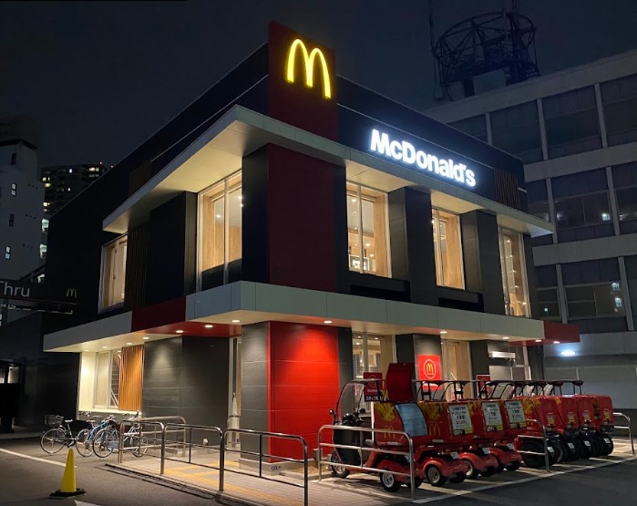飲食店　マクドナルド 15号鶴見店（飲食店）まで248m