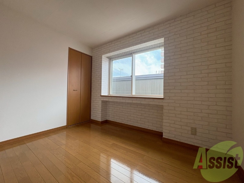 その他部屋・スペース　こちらのお部屋は光が差し込む、温かみのあるお部屋です。