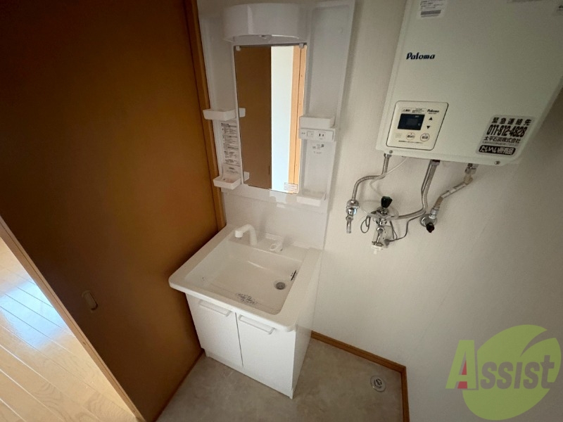 洗面設備　独立洗面台です。大きくてよいですね。シャンプーもできます！