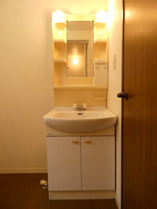 洗面設備　※間取りが反転タイプのお部屋のお写真です。