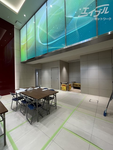 エントランス　天井の高いため解放感がございます