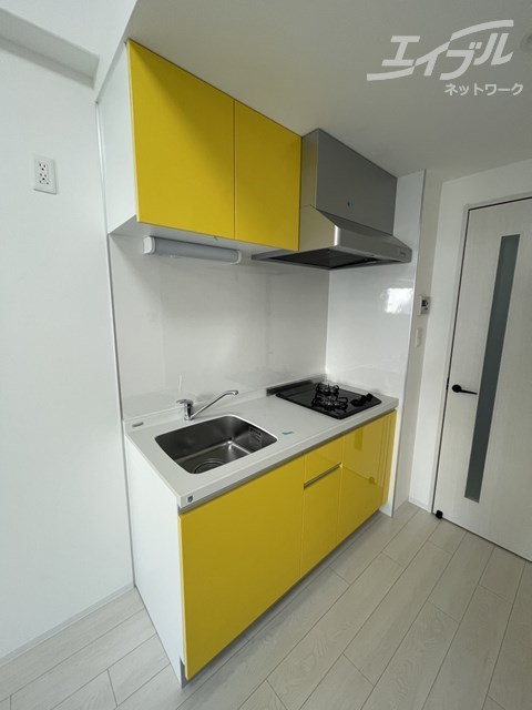 キッチン　アクセントのきいた綺麗なイエロー