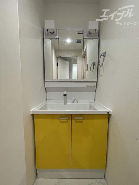 洗面設備　アクセントのある洗面台