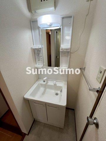 洗面設備　ゆったりとスペースのある洗面所