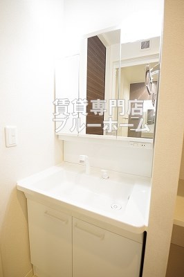 洗面設備　三面鏡独立洗面台！