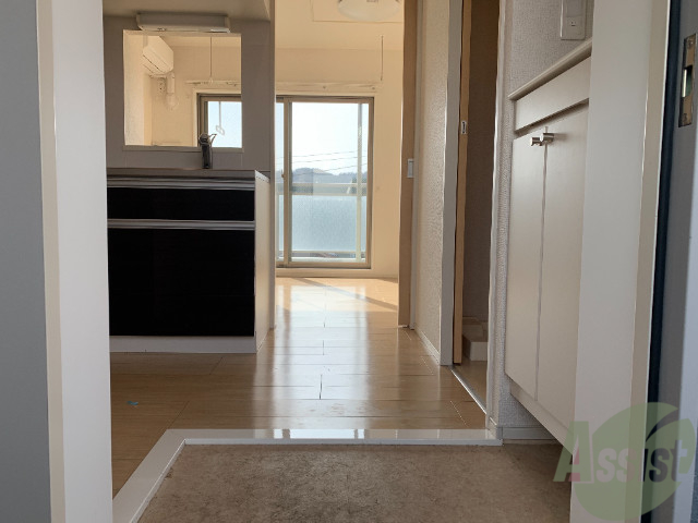 玄関　玄関回りも広そうです。シューズボックスもございます。