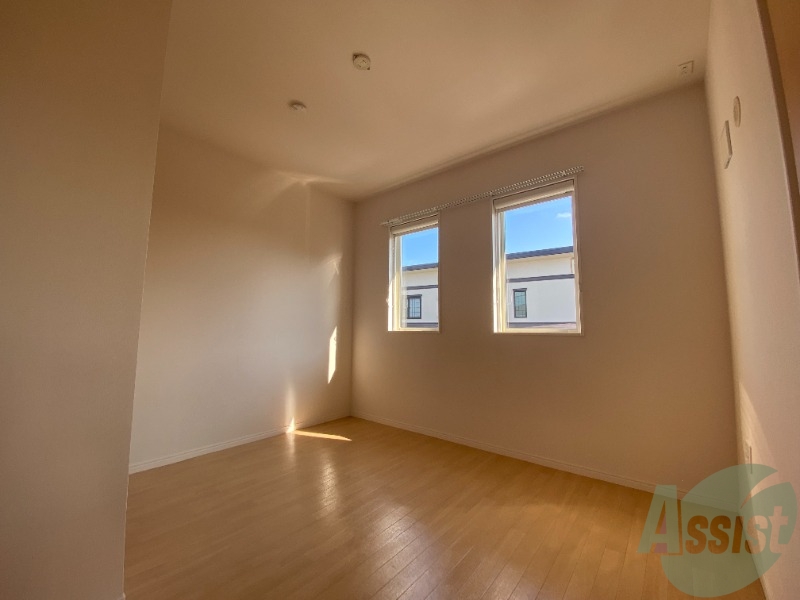 その他部屋・スペース　６．２帖の洋室。寝室としても良さそうです。