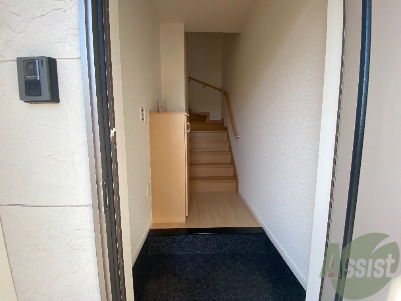 玄関　玄関からの様子。毎日の出入りはこちらから。