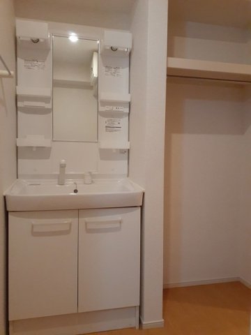 洗面設備　スペースが確保できる洗面所です