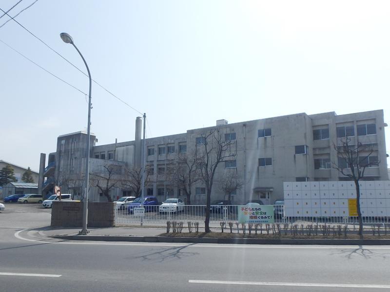 小学校　八戸小学校（小学校）まで357m